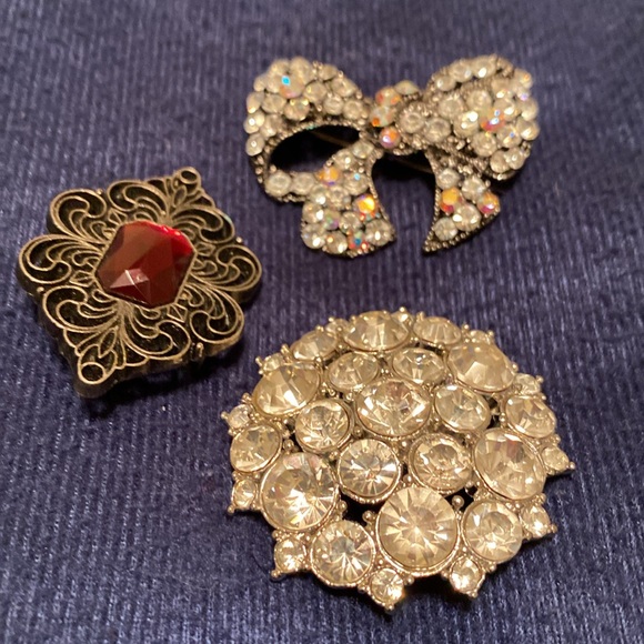 Set of three pins 1 1/2” x 1 1/2” - Picture 5 of 6